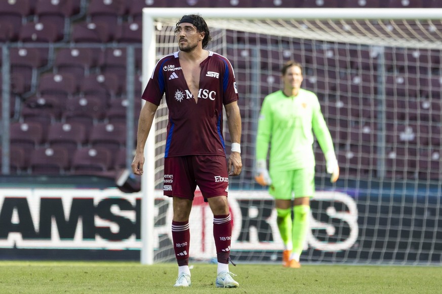 Enzo Crivelli (SFC) in action with his jersey torn by Basel&#039;s player, during the Super League soccer match of Swiss Championship between Servette, SFC, and Basel, FCB, at the Stade De Geneve in G ...