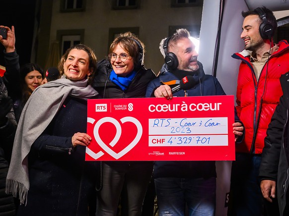 La directrice de la Chaine du Bonheur Miren Bengoa et les animateurs Tania Chytil, Philippe Martin et Jonas Schneiter, d�voilent un ch�que de 4,3 millions de francs pour finir l'op�ration Coeur � ...