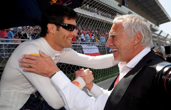 epa01327598 Australian F1 driver Mark Webber (L) of Red Bull and Red Bull-owner Austrian Dietrich Mateschitz (R) shake hands 
before the Formula One Grand Prix of Spain at the Circuit de Catalunya in ...