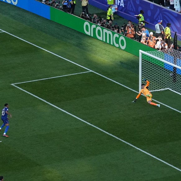 Mbappé marque sur penalty