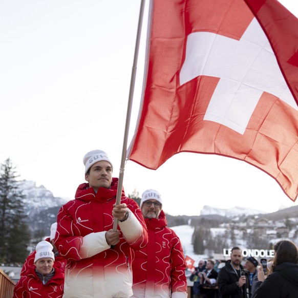 Théo Gmür a porté le drapeau suisse lors de la cérémonie organisée à la Maison suisse