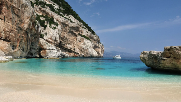 Cala Mariolu en Sardaigne: Cette petite baie est plus facilement accessible par bateau.