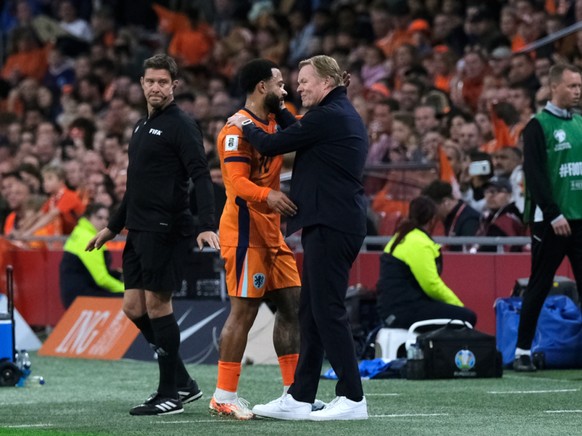 Le coach néerlandais Ronald Koeman (à droite) et son équipe peuvent valider leur qualification au prochain match contre la Pologne.