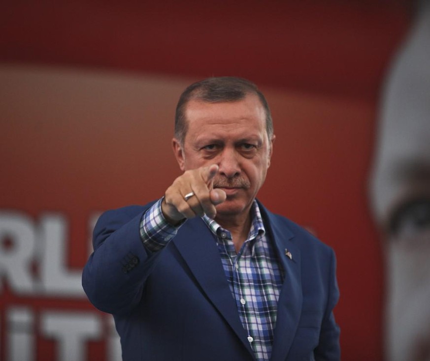 Erdogan menace d'expulser dix ambassadeurs