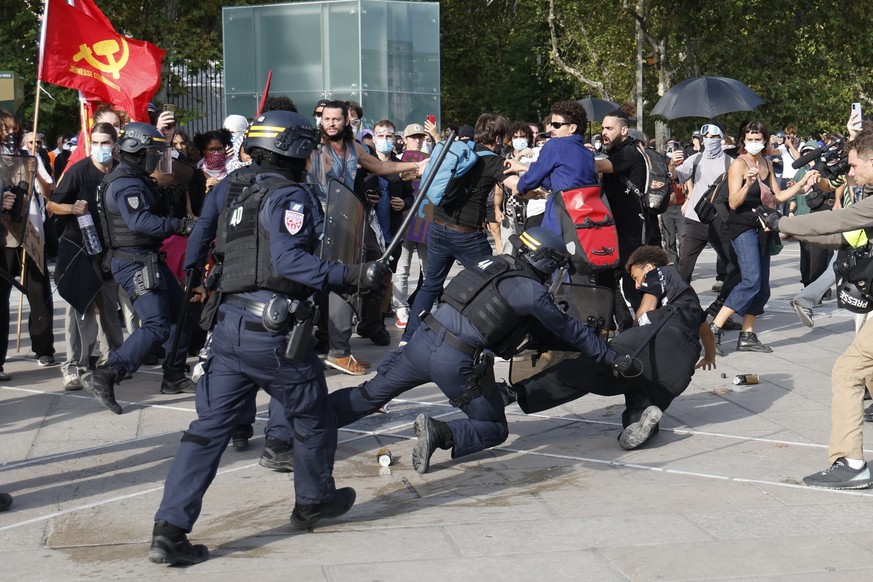 epa13285186 French police officers face protesters as clashes erupt during a national day of protest by high school students and members of education union over school conditions, in Montpellier, sout ...