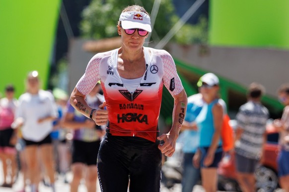 25.06.2023, Bayern, Roth: Daniela Ryf, Triathletin aus der Schweiz, läuft beim Datev Challenge Roth während der Laufetappe auf der Strecke. Die Teilnehmer des Triathlons müssen 3,8 km schwimmen, 180 k ...