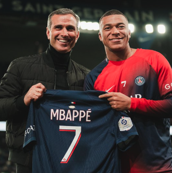 Kylian Mbappé reçoit son maillot honorifique des mains de Pauleta, ex-star du PSG.