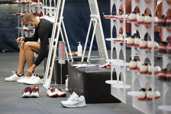 Der Huerdenlaeufer Kariem Hussein probiert Schuhe an, waehrend der Kleiderabgabe von Swiss Olympic im Distributionszentrum Dosenbach-Ochsner Sport in Luterbach, am Dienstag, 6. Juli 2021 in Luterbach. ...