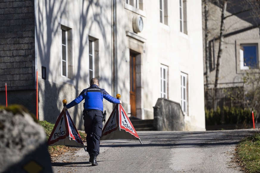 Un gendarme de la police vaudoise devant maison de la personne disparue dans le hameau du Chateau-de-Sainte-Croix ce mercredi 5 novembre 2025 a Sainte-Croix dans le canton de Vaud en Suisse. Une femme ...