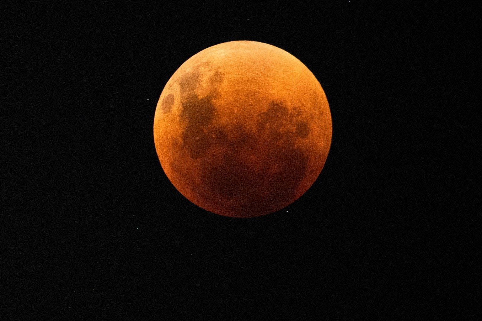 La super lune de sang pendant une éclipse à Santiago, au Chili, le 15 mai 2022.