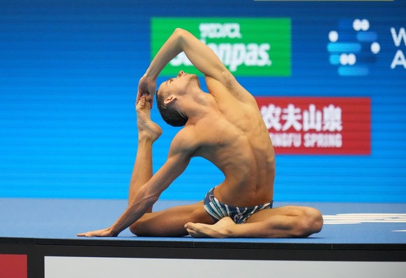 L'Espagnol Fernando Diaz del Rio devient le premier homme champion du monde de natation artistique, à Fukuoka au Japon.