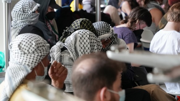 Rund 60 Personen besetzen Raeumlichkeiten der Universitaet Bern, im Gebaeude der Unitobler, der ehemaligen Schokoladefabrik Tobler, am Sonntag, 12. Mai 2024 in Bern. Bei den Besetzern, die der Leitung ...