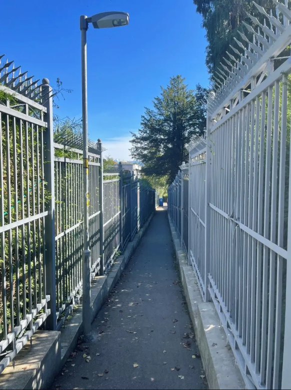 La ruelle Bomontiweg à Berne, ou ce qu'il en reste. De hautes clôtures à gauche et à droite protègent les bâtiments de l'ambassade chinoise. Ceux qui empruntent le passage sont suivis à la trace par d ...
