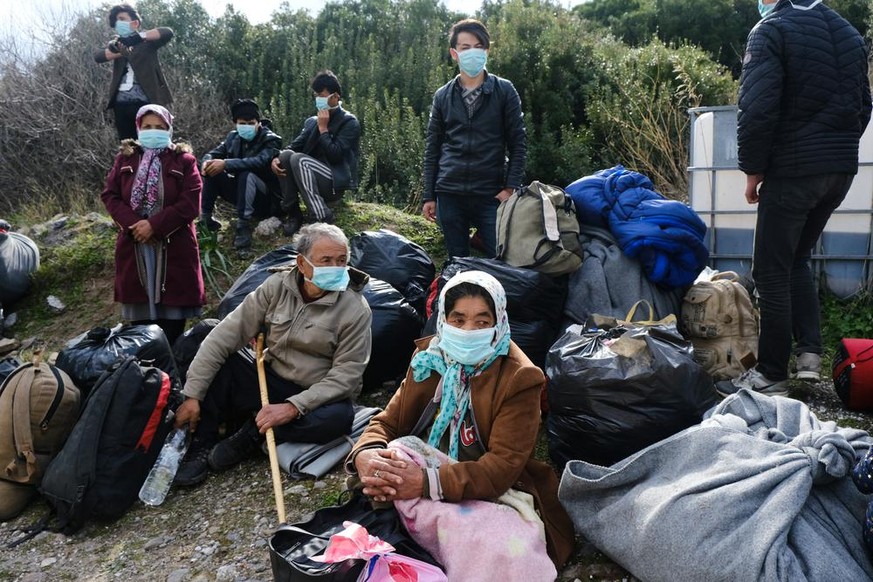 Des migrants, portant le masque, fuyant la Syrie.