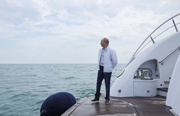Le président russe Vladimir Poutine lors d&#039;une excursion en yacht avec le dirigeant biélorusse Alexandre Loukachenko.