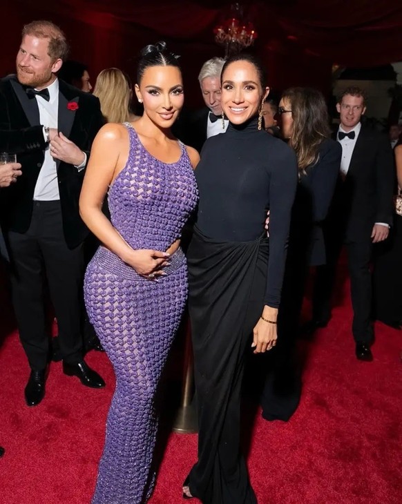 Meghan et Kim Kardashian, lors de l'anniversaire de Kris Jenner dans la villa de Jeff Bezos et sa femme, Lauren Sánchez.