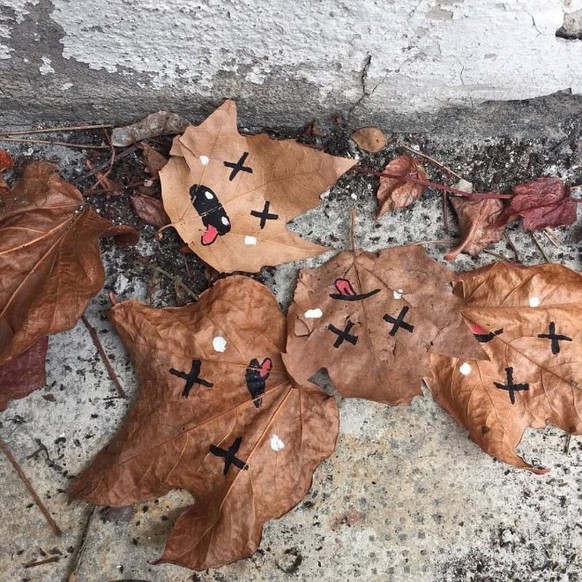 Les feuilles doublement mortes.