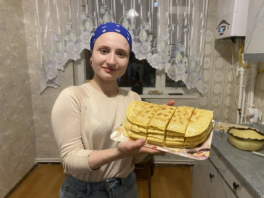 Sur cette photo diffusée le 27 janvier 2026 par une source connue de l'AFP, l'on peut voir Aïchat Baïmouradova, présentant un plat traditionnel tchétchène depuis un endroit gardé secret, en  ...