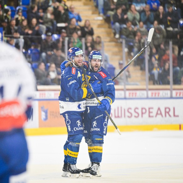 Michael Fora félicite Davyd Barandun (à droite) après son but, le seul de la rencontre.