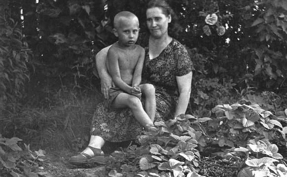 Maria Ivanovna et son fils Vladimir Poutine, en juillet 1958.