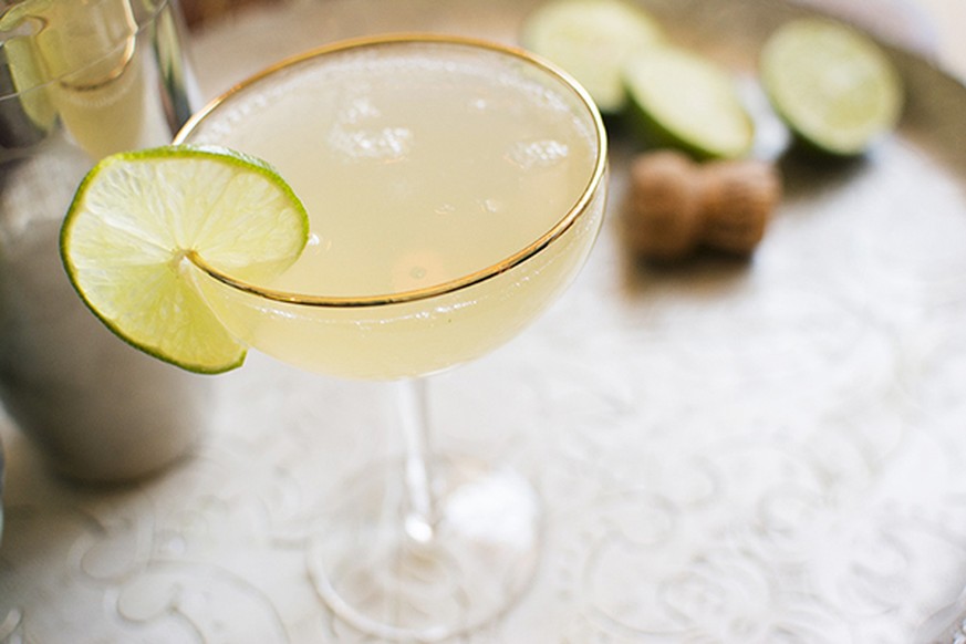 air mail cocktail champagner honig trinken drinks alkohol http://www.chasingsaturdays.com/home/2014/8/7/the-airmail