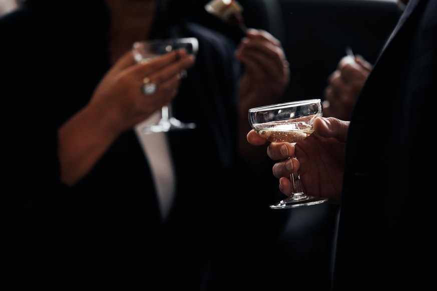 Un patron de bar à champagne vaudois a été condamné à une peine de prison ferme pour avoir escroqué ses clients.