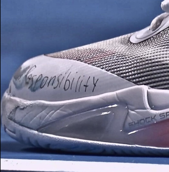 La chaussure de Rublev, avec le mot «Responsibility» écrit au stylo.