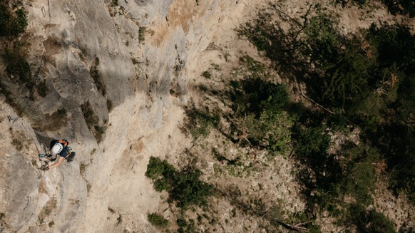 A Niouc, petit point accroché à la falaise.