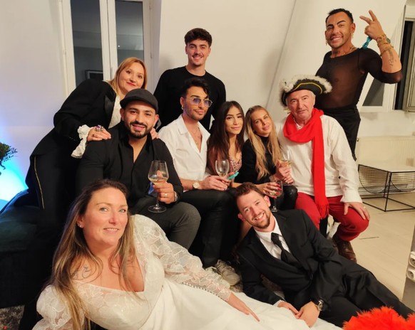 Les concurrents d'Un dîner presque parfait spécial Mariage. Yann Perez se trouve en haut, tout à droite.