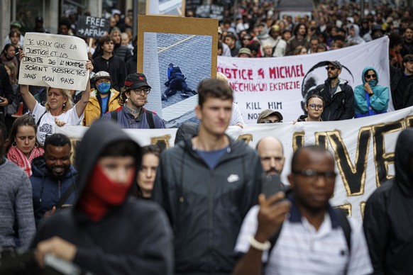 Des personnes manifestent en memoire de Michael, decede le 25 mai dans les locaux de la Police municipale de Lausanne, ce samedi 7 juin 2025 a Lausanne. (KEYSTONE/Valentin Flauraud)