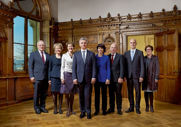 Photo du Conseil fédéral 2014 avec le président de la Confédération Didier Burkhalter dans la salle de réunion du gouvernement, vidée de ses occupants.