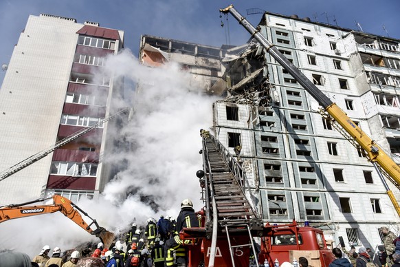 epa10595929 Rescuers work at the site of a damaged residential building after a missile attack, in Uman, Cherkasy region, central Ukraine, 28 April 2023, amid Russia&#039;s invasion. At least six peop ...