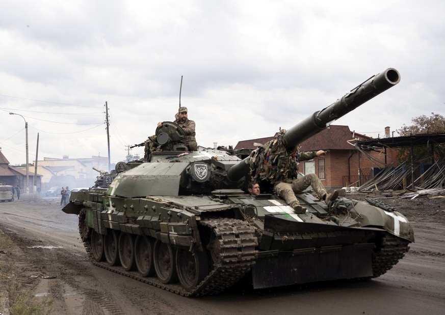 epa10186101 Ukrainian servicemen ride past atop a tank in the reclaimed city of Izyum, Ukraine, 15 September 2022. The Ukrainian army pushed Russian troops from occupied territory in the northeast of  ...