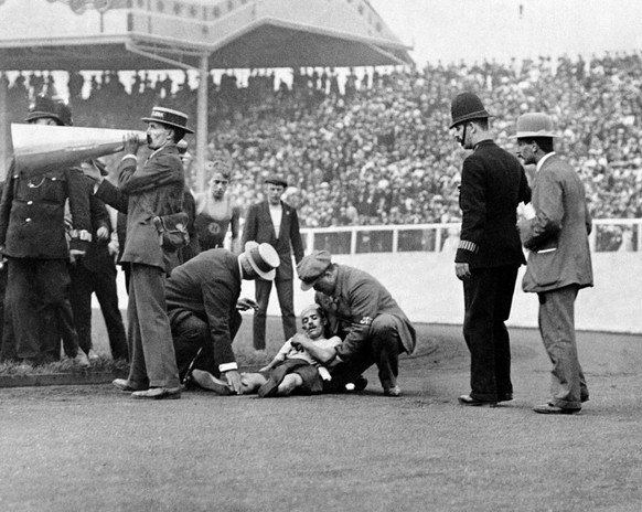 London 1908 Olympic Games One of the earliest Olympic dramas to be captured on film. Pietri Dorando collapses after crossing the finishing line in the 1908 Olympic Marathon. Dorando was disqualified f ...