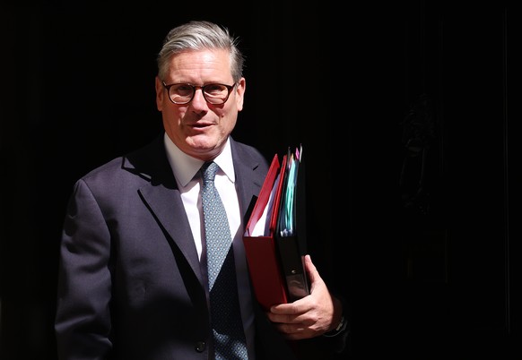 epa12064570 British Prime Minister Keir Starmer departs 10 Downing Street for Prime Ministers Questions at Parliament in London, Britain, 30 April 2025. EPA/ANDY RAIN