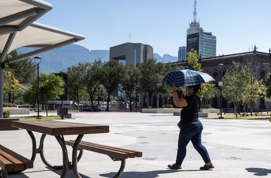 Une femme tient un parapluie pour se protéger du soleil à Monterrey, la 2e plus grande ville du Mexique.