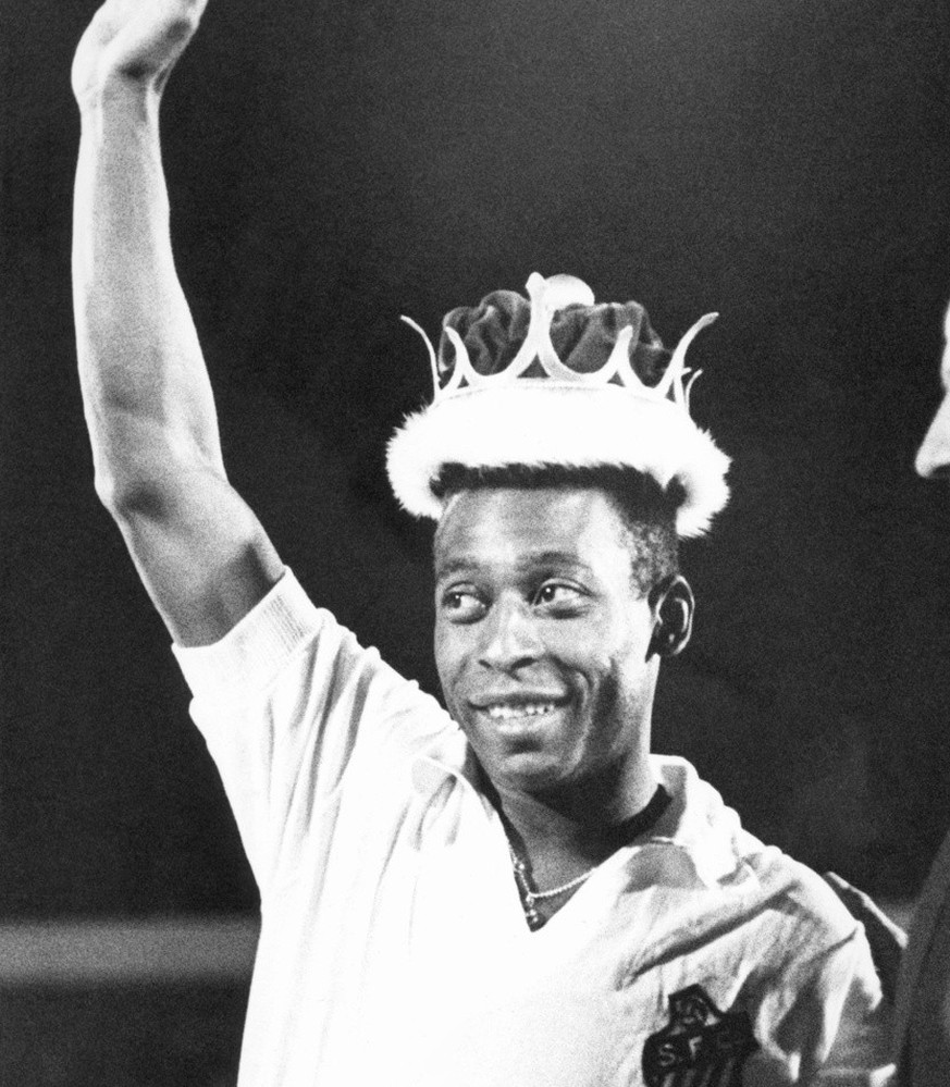 FILE - In this Feb. 4, 1979 file photo, Brazil&#039;s soccer player Pele waves to fans after being crowned &quot;King of Soccerdom,&quot; a gift from America Club of Mexico, made of gold and silver an ...