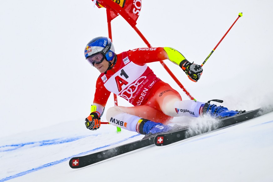 epa12483307 Marco Odermatt from Switzerland in action during the first run of the Men?s Giant Slalom race of the FIS Alpine Ski World Cup season opener on the Rettenbach glacier, in Soelden, Austria,  ...