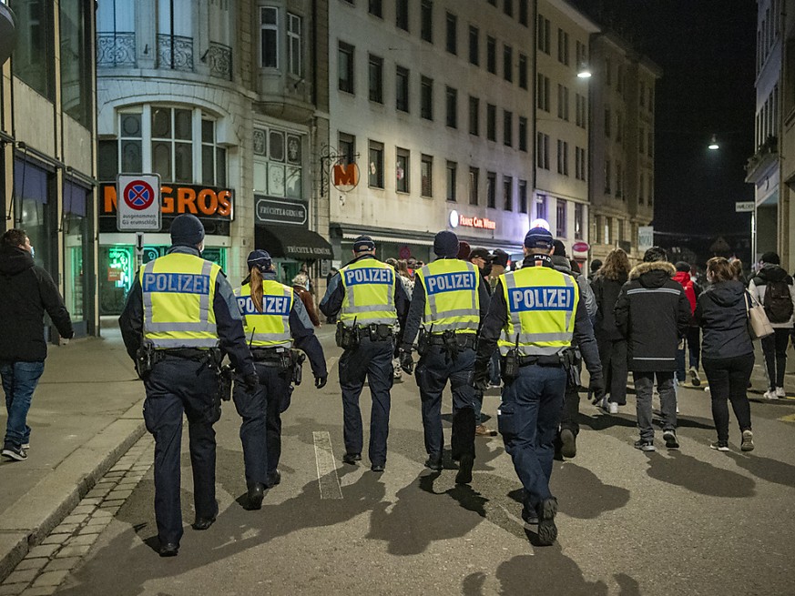 La police était très présente dans les rues de Bâle lundi matin.