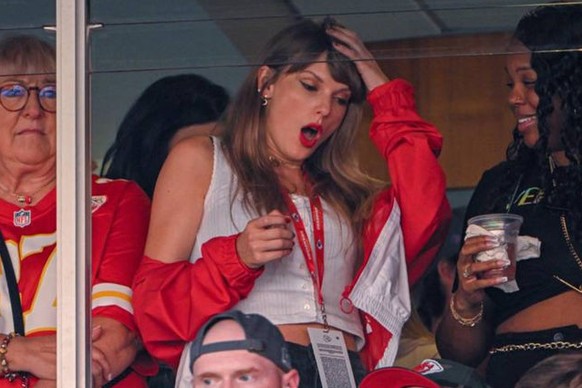 Η τραγουδίστρια Taylor Swift παρακολουθεί τους Kansas City Chiefs να αναμετρούνται με τους Chicago Bears με τη μητέρα του Travis Kelce, Donna Kelce, της μητέρας του Kansas City, στις 24 Σεπτεμβρίου 2023, στο GEHA Field στο Arrowhead Stadium, ...