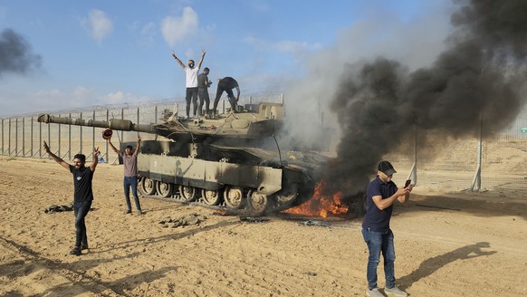 Un char israélien neutralisé par des combattants du Hamas, le 7 octobre 2023.
