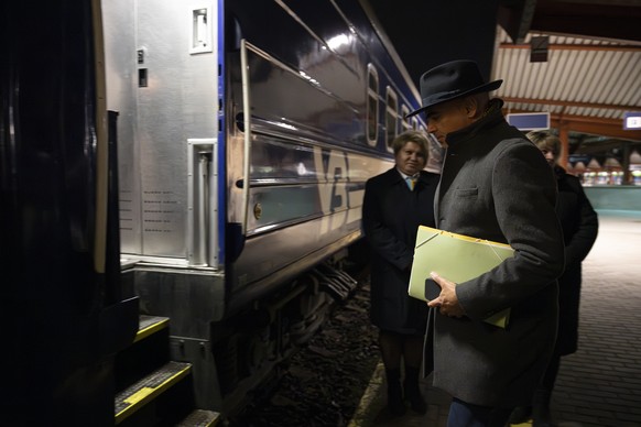 epa10993667 Alain Berset, President of the Swiss Confederation, boards the night train at the Przemysl Glowny railway station, in Przemysl, Poland, 24 November 2023. Switzerland President Alain Berset ...