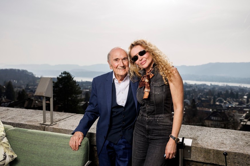 Ni une connaissance, ni un nouvel amour, mais simplement une femme qui tient absolument à être prise en photo avec Sepp Blatter.