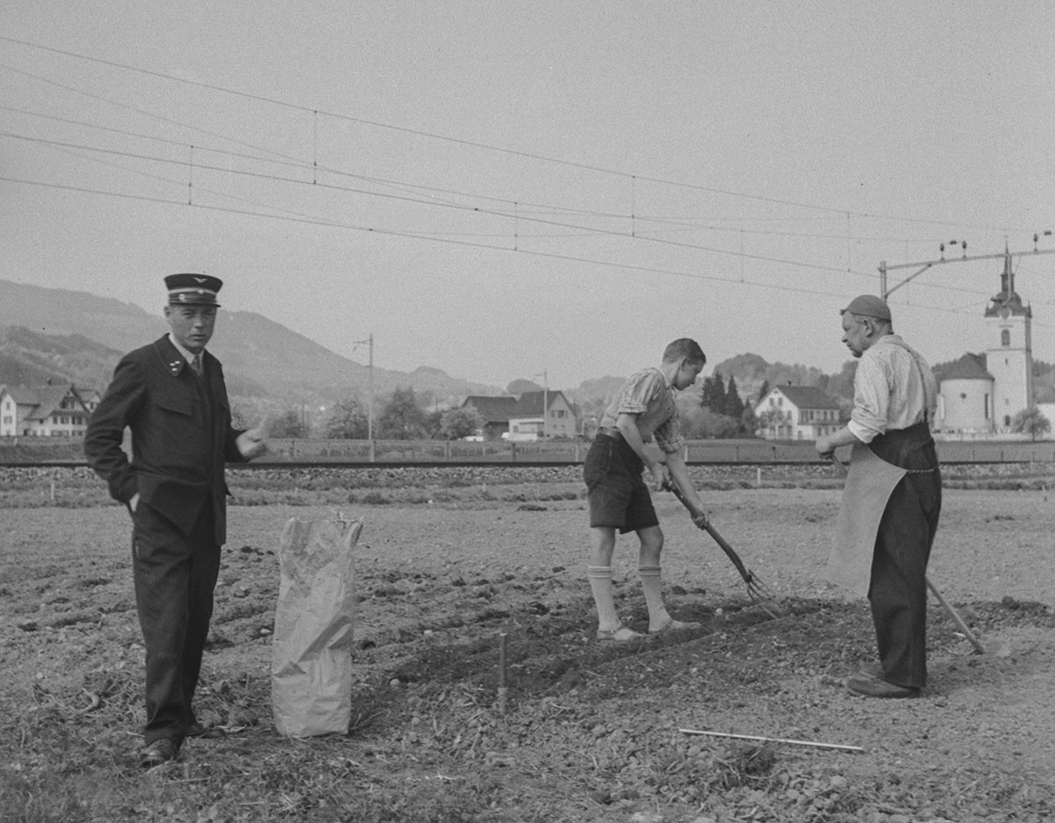 Le personnel ferroviaire s’adonne au maraîchage près de Freienbach, canton de Schwytz, mai 1942.
https://www.sbbarchiv.ch/detail.aspx?ID=268530