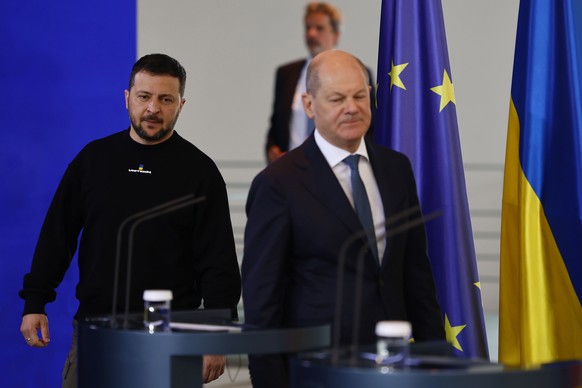 epa10626795 Ukrainian President Volodymyr Zelensky (L) and German Chancellor Olaf Scholz (R) arrive for a joint press conference following their meeting at the Chancellery in Berlin, Germany, 14 May 2 ...