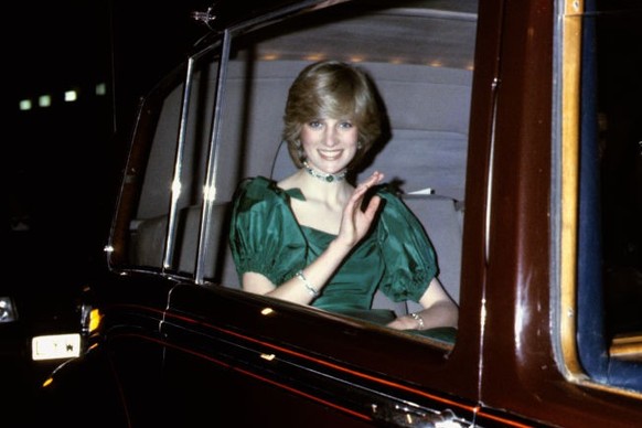 Princess Diana drives in the back of a car on 1988 circa in London, England. (Photo by Georges De Keerle/Getty Images)