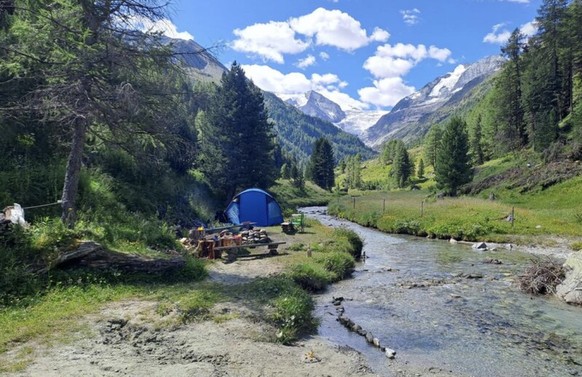 Photo prise cet été par l'Hydroguide Romain Mauris juste en aval du barrage de Tourtemagne. La présence de dizaines de panneaux d’avertissement disséminés le long de la rivière n'a pas découragé les c ...
