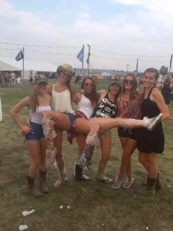 Optische Täuschung: ultralange Beine am Festival