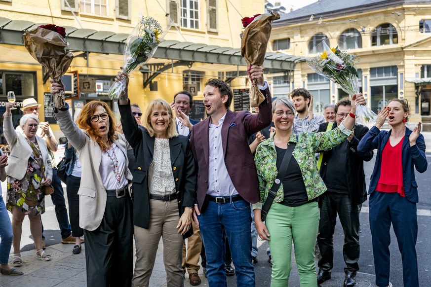 Julie Courcier Delafontaine (PS), Nicole Baur (Les Verts), Jonathan Gretillat (PS) et Johanna Lott Fischer (Les Verts), de gauche a droite, celebrent la victoire lors du 2eme tour de l'election a ...