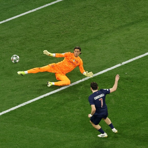 Khvicha Kvaratskhelia inscrit le 4-0 face à un Yann Sommer impuissant.